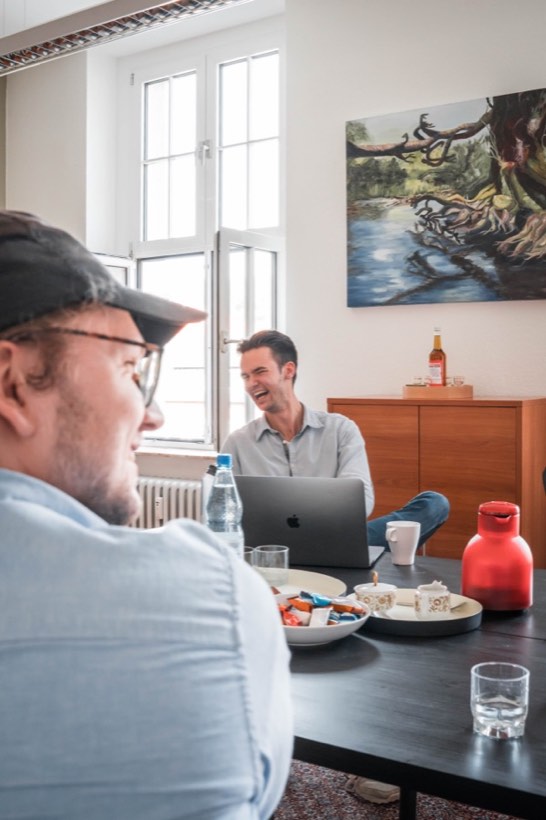 Persönliche Zusammenarbeit mit Micha von sorum bei einem Gespräch im Loft-Büro