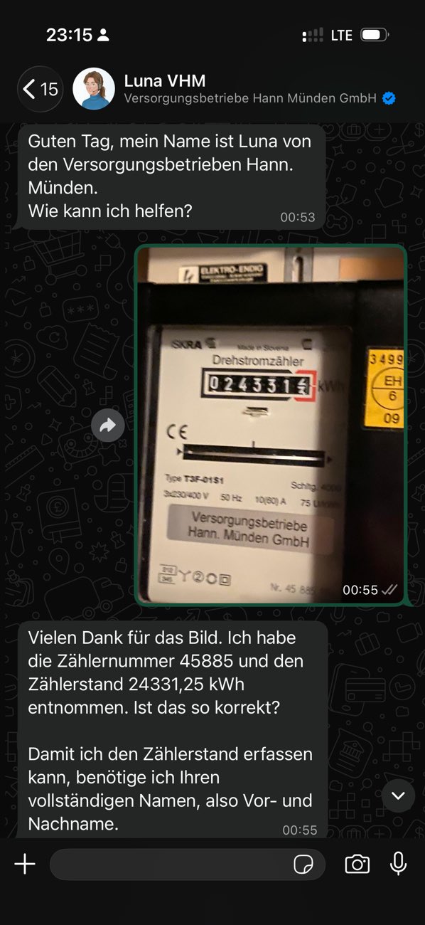 WhatsApp-Dialog, in dem eine Service-KI Zählernummer und Zählerstand aus einem Foto erkennt